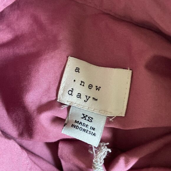 ✨5 for $15✨ A New Day Pink Button Down - Picture 4 of 5